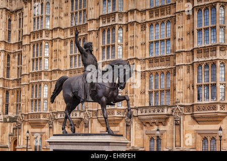 Statue of King Richard I, known as the LionHeart, at the Palace of Westminster, London, England, UK. Stock Photo