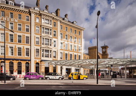 Great Northern Hotel and London Taxis, King's Cross, London, England, UK. Stock Photo