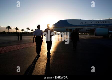 US President Barack Obama walks to Air Force One with Gen. Lori Robinson, Pacific Air Forces Commander, following a refueling stop at Joint Base Pearl Harbor-Hickam in November 16, 2014 in Honolulu, Hawaii. Stock Photo