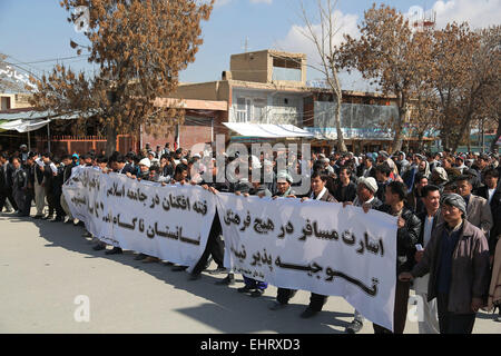 Ghazni, Afghanistan. 17th Mar, 2015. Members of the Hazara community rally to protest against the kidnapping of 30 passengers allegedly by unknown armed men in Ghazni province, eastern Afghanistan, March 17, 2015. Thirty Hazara ethnic commuters were kidnapped in neighboring Zabul province late last month. Credit:  Rahmat/Xinhua/Alamy Live News Stock Photo