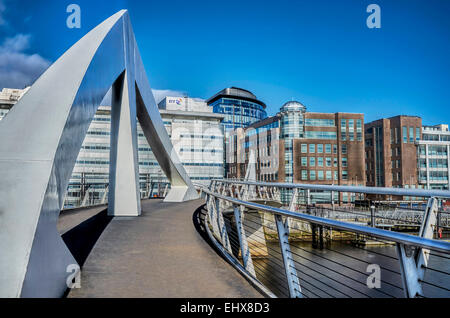 The Broomielaw and Tradeston pedestrian bridge over the river Clyde, beside Glasgow's financial district on a sunny afternoon. Stock Photo