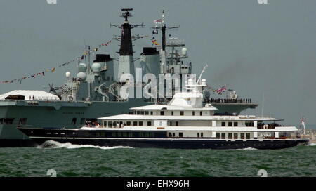 AJAX NEWS PHOTOS - 28TH JUNE, 2005. PORTSMOUTH,ENGLAND. - T200 INTERNATIONAL FLEET REVIEW -THE ROYAL NAVY'S AIRCRAFT CARRIER HMS INVINCIBLE TOWERS OVER SIR DONALD GOSLING'S SUPERYACHT M.Y.LEANDER AS IT STEAMS PAST THE GIANT WARSHIP. LEANDER WAS PART OF THE OFFICIAL REVIEW FLEET HEADED BY H.M. QUEEN ELIZABETH II IN HMS ENDURANCE. PHOTO:JONATHAN EASTLAND/AJAX REF:D152806/297 Stock Photo