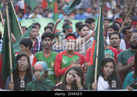 Dhaka, Bangladesh. 18th Mar, 2015. Members of Bangladesh Cricket Fans Unity singing national anthem in Dhaka, Bangladesh, March 18, 2015, as they hold a 'Flag-rally' to inspire the Bangladesh cricket team ahead of the ICC World Cup quarterfinal match against India. Credit:  Suvra Kanti Das/ZUMA Wire/ZUMAPRESS.com/Alamy Live News Stock Photo
