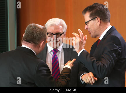 Berlin, Germany. 18th Mar, 2015. German Minister of Health Hermann Groehe (CDU, l-r), German Foreign Minister Frank-Walter Steinmeier (SPD) and German MInister of Economic Cooperation and Development, Gerd Mueller (CSU) talk to each other as they attend a cabinet meeting of the German federal government at the chancellery in Berlin, Germany, 18 March 2015. Photo: Wolfgang Kumm/dpa/Alamy Live News Stock Photo