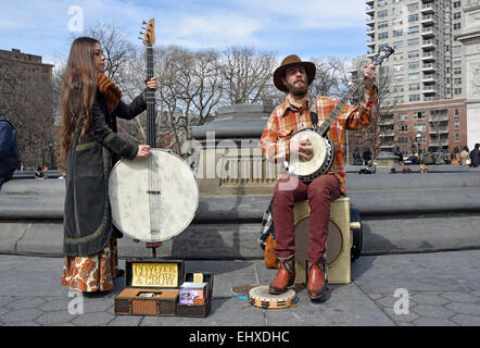 The husband and wife team Coyote & Crow busking in Washington Square Park in Greenwich Village, New York City Stock Photo