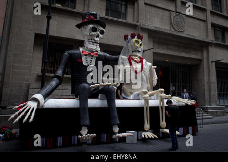 Mexico City, Mexico. 18th Mar, 2015. Employees arrange props for the filming of the new James Bond movie Spectre in the downtown of Mexico City, capital of Mexico, on March 18, 2015. Credit:  Alejandro Ayala/Xinhua/Alamy Live News