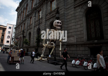 Mexico City, Mexico. 18th Mar, 2015. Employees arrange props for the filming of the new James Bond movie Spectre in the downtown of Mexico City, capital of Mexico, on March 18, 2015. Credit:  Alejandro Ayala/Xinhua/Alamy Live News