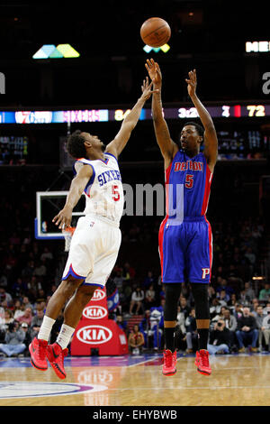 Philadelphia, Pennsylvania, USA. 18th March, 2015. Detroit Pistons guard Kentavious Caldwell-Pope (5) shoots the ball with Philadelphia 76ers guard Ish Smith (5) defending during the NBA game between the Detroit Pistons and the Philadelphia 76ers at the Wells Fargo Center in Philadelphia, Pennsylvania. The Philadelphia 76ers won 94-83. Stock Photo