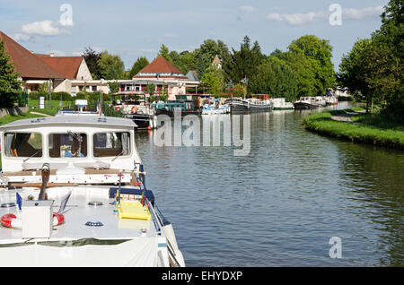 Boats lined up at the Port de Plaisance (marina) at Fragnes, on the Canal du Centre, Burgundy, France. Stock Photo