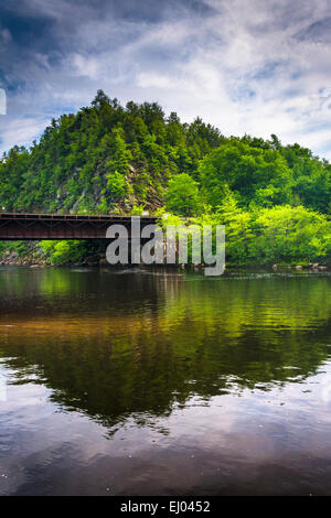 Railroad bridge and mountain along the Lehigh River in Lehigh Gorge State Park, Pennsylvania. Stock Photo