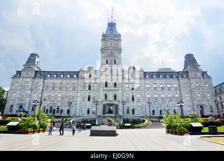 QUEBEC CITY, CANADA - JULY, 20: Tourists in front of the province of Quebec's parliament on July 20, 2014. The 1886 building is Stock Photo