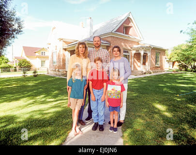 MANTI, UT – SEPTEMBER 13: A family that practices polygamy poses for a family portrait in Manti, Utah on September 13, 1998. Stock Photo