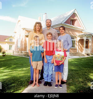 MANTI, UT – SEPTEMBER 13: A family that practices polygamy poses for a family portrait in Manti, Utah on September 13, 1998. Stock Photo