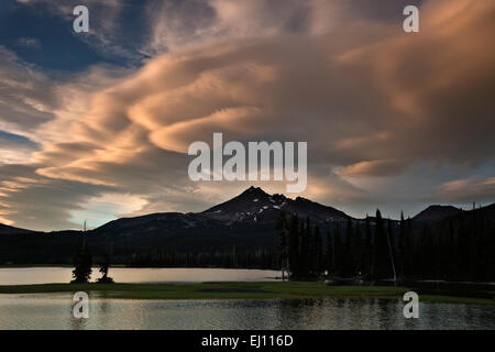 OR01725-00...OREGON - Clouds over Broken Top from the Ray Atkeson Memorial Trail at Sparks Lake in the Deschutes National Forest Stock Photo