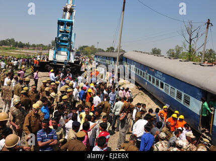 Lucknow, India. 20th Mar, 2015. Rescuers and locals gather at the site of a train accident near Bachrawan railway station in Indian state of Uttar Pradesh's Rae Bareli, some 50 km from the state capital Lucknow, March 20, 2015. The death toll from a passenger train derailing Friday morning in northern India has risen to 30, while around 150 were injured, when two coaches of an express train derailed in the northern Indian state of Uttar Pradesh on Friday. Credit:  Stringer/Xinhua/Alamy Live News Stock Photo