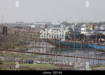 Dhaka, Bangladesh. 21st Mar, 2015. Bangladeshi workers unload sand from cargo boats on the Shitolokkha River at Kanchpur, near Dhaka, Bangladesh, March 21, 2015. © Suvra Kanti Das/ZUMA Wire/ZUMAPRESS.com/Alamy Live News Stock Photo