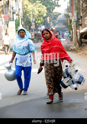 Dhaka, Bangladesh. 21st Mar, 2015. People go to collect pure water in Dhaka, Bangladesh, March 21, 2015. World Water Day is observed annually on March 22 as a means of highlighting the importance of fresh water. © Shariful Islam/Xinhua/Alamy Live News Stock Photo
