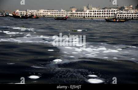 Dhaka. 21st Mar, 2015. Photo taken on March 21, 2015 shows the dirty water in the Buriganga River in Dhaka, Bangladesh. World Water Day is observed annually on March 22 as a means of highlighting the importance of fresh water. © Shariful Islam/Xinhua/Alamy Live News Stock Photo