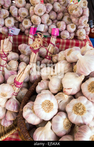 fresh garlic in wicker basket Display at Farmer's Market Vegetable Stall Closeup, France, Europe Stock Photo