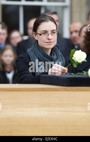 Leicester, UK. 22nd March, 2015. The departure of the mortal remains of King Richard III from the University of Leicester. Dr Jo Appleby, Lecturer in the School of Archaeology and Ancient History at the University of Leicester and leader of the osteological analysis, lays a flower on the coffin. Credit:  Michael Buddle/Alamy Live News Stock Photo