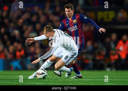 Toni Kroos (Real Madrid CF) duels for the ball against Lionel Messi (FC Barcelona), during La Liga soccer match between FC Barcelona and Real Madrid CF, at the Camp Nou stadium in Barcelona, Spain, Sunday, march 22, 2015. Foto: S.Lau Stock Photo