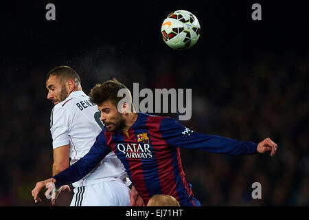 Karim Benzema (Real Madrid CF) duels for the ball against Gerard Pique (FC Barcelona), during La Liga soccer match between FC Barcelona and Real Madrid CF, at the Camp Nou stadium in Barcelona, Spain, Sunday, march 22, 2015. Foto: S.Lau Stock Photo