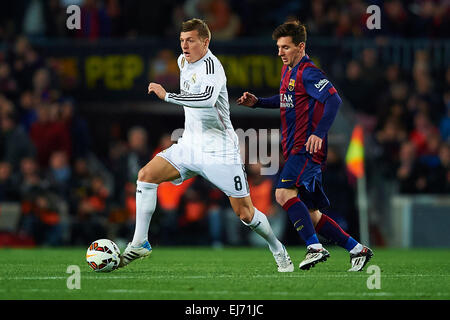 Toni Kroos (Real Madrid CF) duels for the ball against Lionel Messi (FC Barcelona), during La Liga soccer match between FC Barcelona and Real Madrid CF, at the Camp Nou stadium in Barcelona, Spain, Sunday, march 22, 2015. Foto: S.Lau Stock Photo