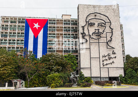 Hasta La Victoria Siempre the battle cry of Che Guevara next to his image and the Cuban flag in Revolutionary Square in Havana Stock Photo