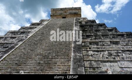 Kukulkan pyramid in Chichen Itza Stock Photo