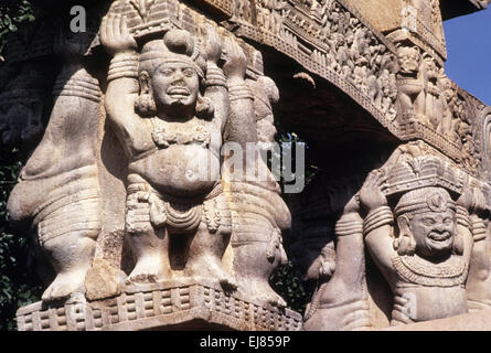 Stupa 1 or Great Stupa :  West Torana, Yakshas, view from South-East. Sanchi, Dist Raisen, Madhya Pradesh India Stock Photo