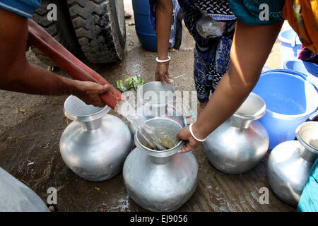 Dhaka, Bangladesh. 23rd Mar, 2015. Bangladeshi residents queue to collect water from a tanker in Dhaka on March 23, 2015 in an area which has been experiencing an acute water crisis for more than a month. Power cuts are causing severe water shortages in Dhaka. Credit:  Mamunur Rashid/Alamy Live News Stock Photo