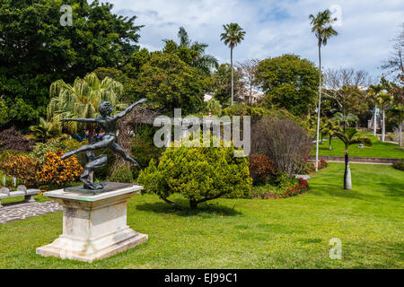 The bronze sculpture 'Jete' by sculptor Enzo Pallotta in Queen Elizabeth Park formerly Par-la-Ville Park in Hamilton, Bermuda. Stock Photo