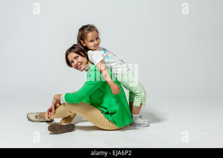 Mãe Menina Brincando Jogo Online Telefone Celular Sentado Sofá Mãe fotos,  imagens de © vk_studio #646519062