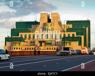 SIS or MI6 Building at Vauxhall Cross Lambeth south London the headquarters of the UK Secret Intelligence Service built 1994 Stock Photo
