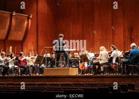 Alan Gilbert conducting a rehearsal of the New York Philharmonic, Avery Fisher Hall, Lincoln Center, New York, USA Stock Photo