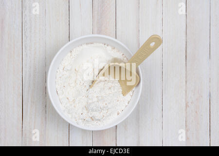 https://l450v.alamy.com/450v/ejcd3e/overhead-image-of-a-bowl-of-flour-on-a-white-wood-rustic-kitchen-table-ejcd3e.jpg