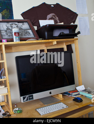 A male college students desk with Imac computer, Ipod, and a copy of John Steinbecks The Grapes of Wrath Stock Photo