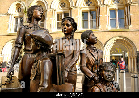 London, England, UK. Children of the Kindertransport monument (2006; Frank Meisler) in Liverpool Street Station. Stock Photo