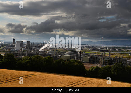 The Grangemouth oil refinery on the Firth of Forth Stock Photo