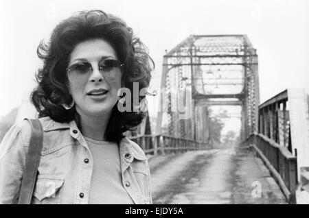 BOBBIE GENTRY  Promotional photo of US singer-songwriter about 1970 at the Tallahatchie Bridge in Money, Mississippi, made famous by her song Ode To Billy Joe Stock Photo