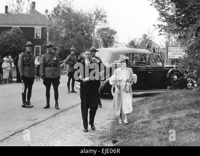 ROYAL TOUR OF CANADA 1939. King George VI and Queen Elizabeth arriving at Doaktown, New Brunswick Stock Photo