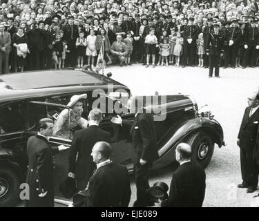 QUEEN ELIZABETH II on a visit to Paris in 1953 Stock Photo