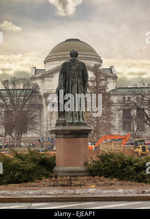 Statue of Joseph Henry overlooking the Smithsonian National Museum of Natural History across the National Mall, Washington, DC Stock Photo