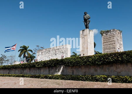 A 22 foot bronze statue of Ernesto Che Guevara stands above the Ernesto Guevara Sculptural Complex in Santa Clara. Beneath it stands the Che Guevara Mausoleum housing the remains of executed Marxist revolutionary Ernesto Che Guevara and twenty-nine of his fellow combatants killed in 1967 during Guevara's attempt to spur an armed uprising in Bolivia. Stock Photo