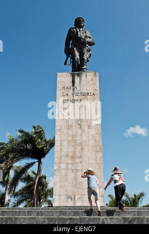 A 22 foot bronze statue of Ernesto Che Guevara stands above the Ernesto Guevara Sculptural Complex in Santa Clara. Beneath it stands the Che Guevara Mausoleum housing the remains of executed Marxist revolutionary Ernesto Che Guevara and twenty-nine of his fellow combatants killed in 1967 during Guevara's attempt to spur an armed uprising in Bolivia. Stock Photo