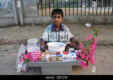 Dhaka, Bangladesh. 25th Mar, 2015. A Bangladeshi Child street vendor wait for customers in front of Bangbandhu International Conference Center in Dhaka. He sells betel leaf and cigarettes, on March 25, 2015 Credit:  Mamunur Rashid/Alamy Live News Stock Photo