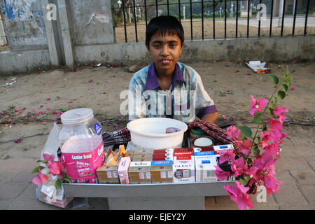 Dhaka, Bangladesh. 25th Mar, 2015. A Bangladeshi Child street vendor wait for customers in front of Bangbandhu International Conference Center in Dhaka. He sells betel leaf and cigarettes, on March 25, 2015 Credit:  Mamunur Rashid/Alamy Live News Stock Photo