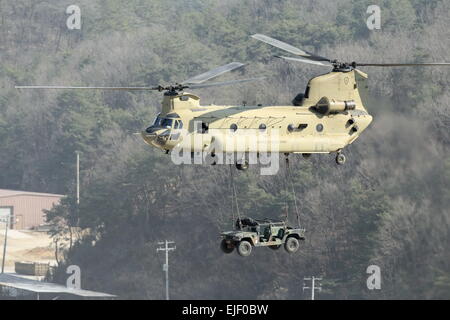 (150325) -- POCHEON, March 25, 2015 (Xinhua) -- Soldiers attend a ...