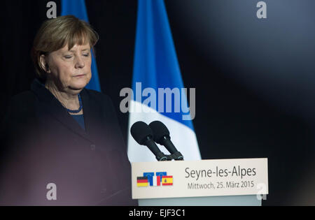 Seyne Les Alpes, France. 25th Mar, 2015. German Chancellor Angela Merkel attends a press conference on the crash of a Germanwings flight in Seyne Les Alpes, France, 25 March 2015. PHOTO: PETER KNEFFEL/dpa/Alamy Live News Stock Photo