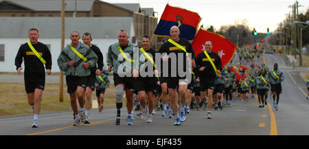 Fort Campbell, Ky: From left to right Commanding General of the 101st Airborne Division Air Assault Maj. Gen. James C. McConville runs alongside Sgt. Felipe Pereira, a squad leader with Company A, 1st Battalion, 502nd Infantry Regiment, 2nd Brigade Combat Team, who recently earned a Distinguished Service Cross. Also accompanying Eagle 6 are Sgt. Maj. Anthony Perry, operations sergeant major for the 327th Infantry Regiment, 1st Brigade Combat Team, who was wounded during his last deployment to Afghanistan and 101st Airborne Division Command Sergeant Major Scott Schroeder. This is the first time Stock Photo